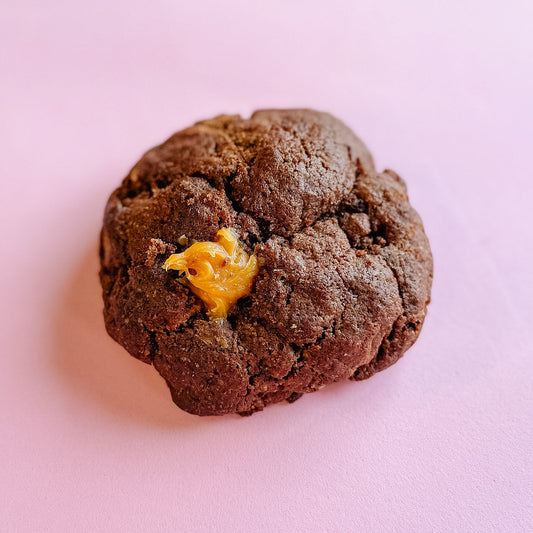 Cookie Duplo Chocolate Recheada com Caramelo Salgado